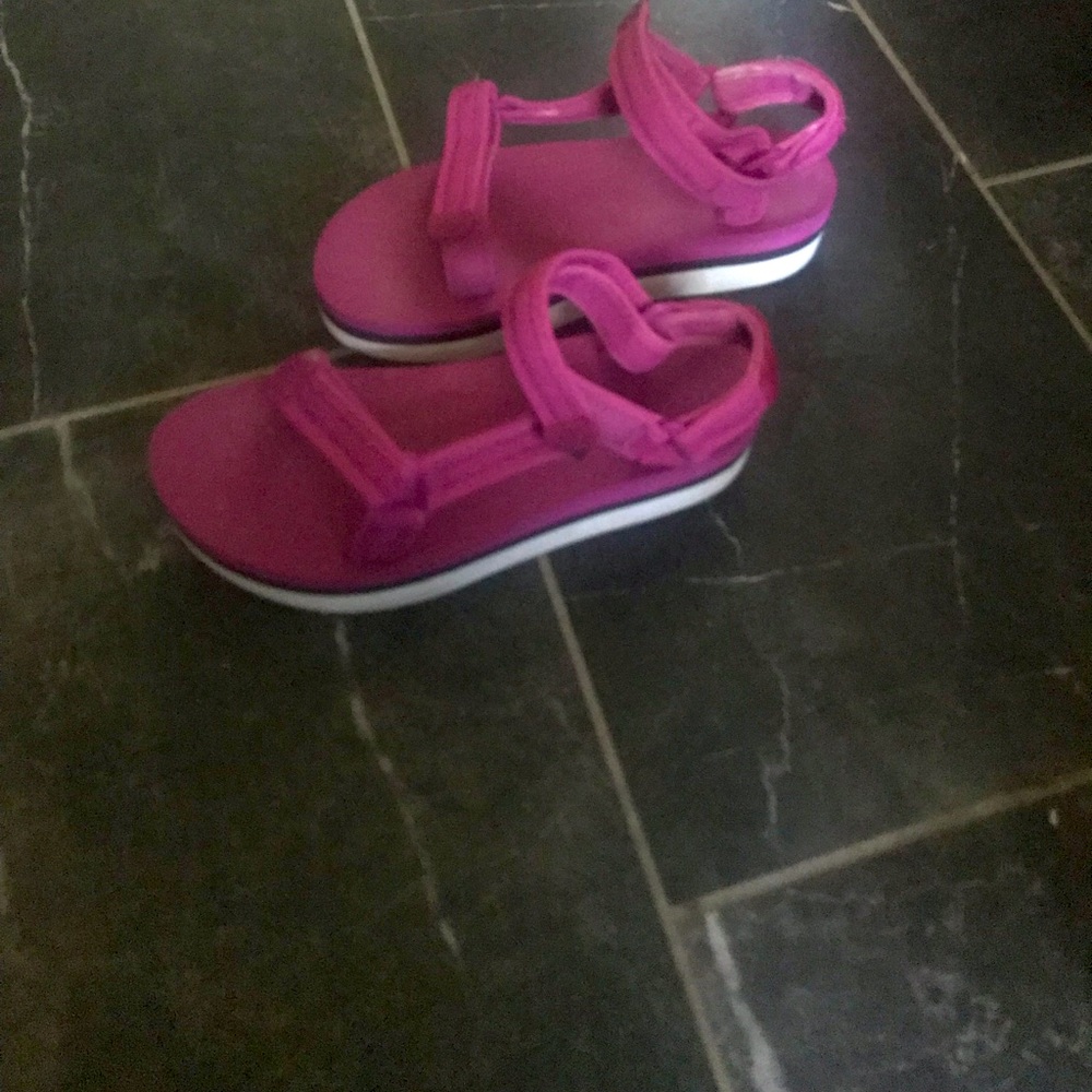 Size 9 TEVA fuscia